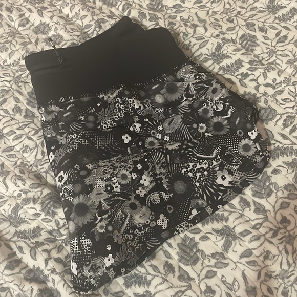 Lululemon hotty hot shorts size 6 - Picture 2 of 2